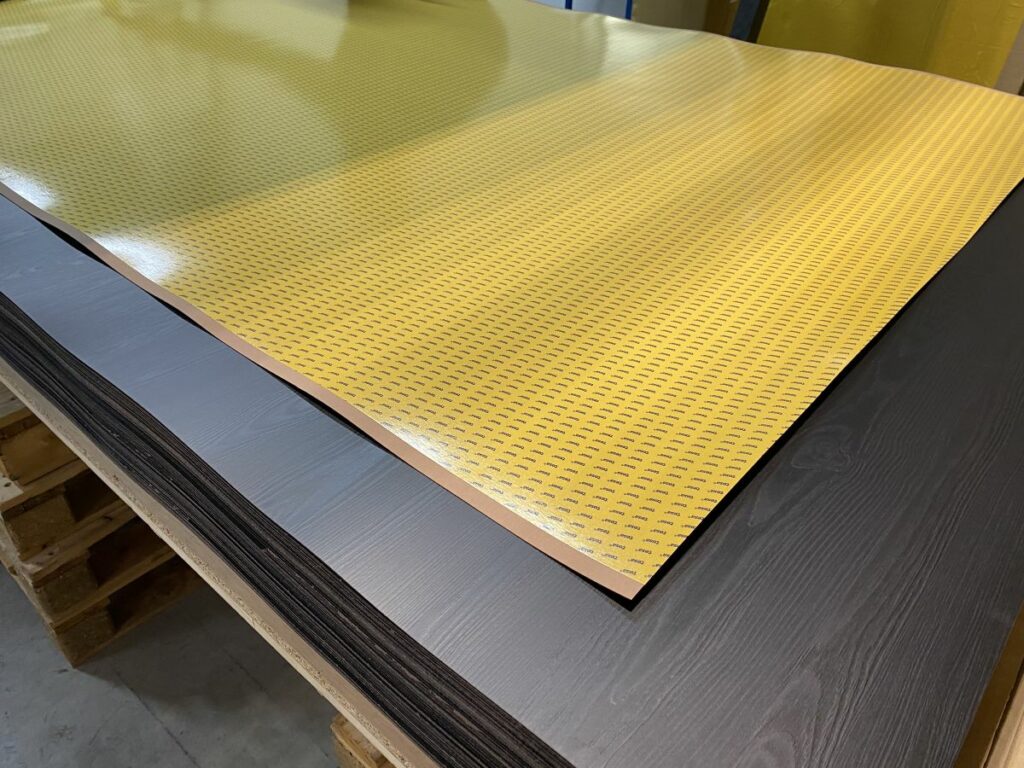 Adhésivage panneaux contreplaqué pour habillage